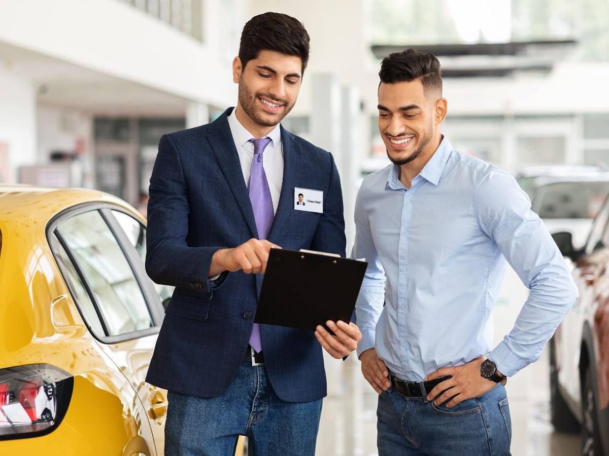 used car buyers completing a vehicle sale in the UAE